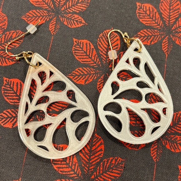 Tear drop‎ lazer cut white resin with clear coat finish earrings - Picture 6 of 9